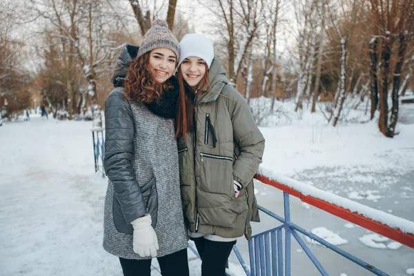 Les filles sur une promenade — Photo