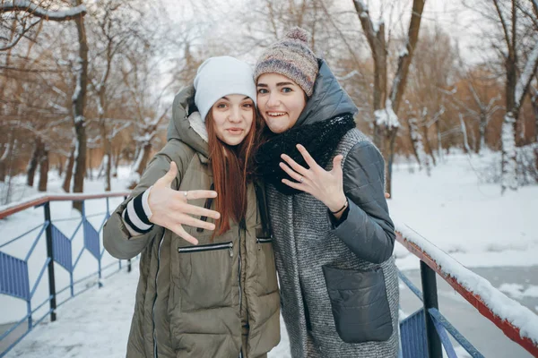 Twee meisjes outdor — Stockfoto