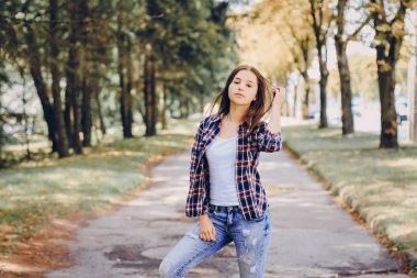 genç güzel kız yürüyüş parkı