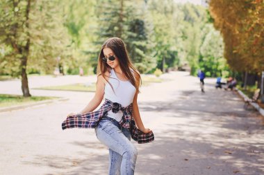 genç güzel kız yürüyüş parkı