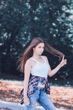 genç güzel kız yürüyüş parkı