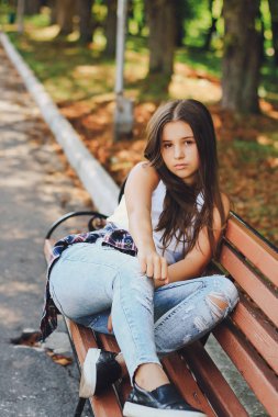 genç güzel kız yürüyüş parkı