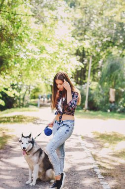 genç güzel kız yürüyüş parkı