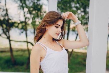 iki kız sahilde dinlenme