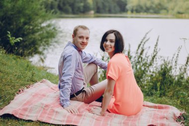 sevgi dolu çift park yürüyüş