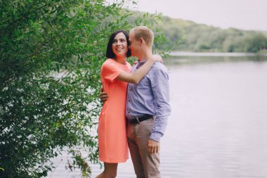 sevgi dolu çift park yürüyüş