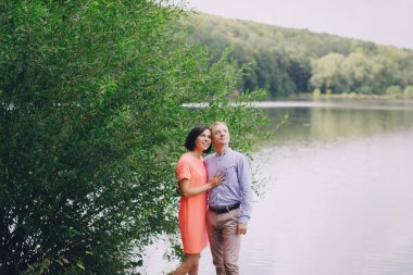 sevgi dolu çift park yürüyüş