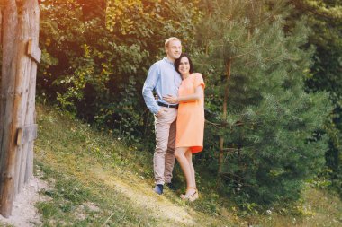 sevgi dolu çift park yürüyüş