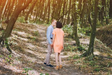 sevgi dolu çift park yürüyüş