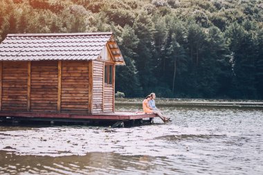 sevgi dolu çift park yürüyüş