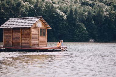 sevgi dolu çift park yürüyüş