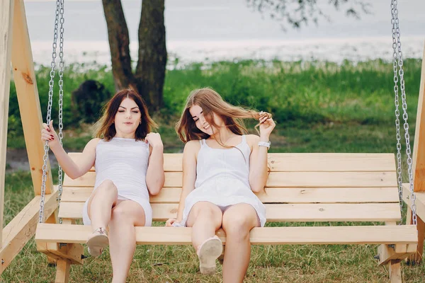 iki kız sahilde dinlenme