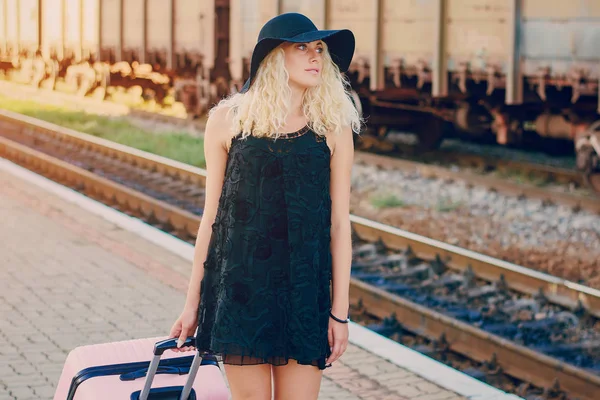 Menina bonita na estação de raiway — Fotografia de Stock