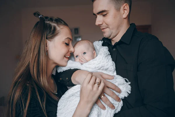 Junge Familie mit Säugling — Stockfoto