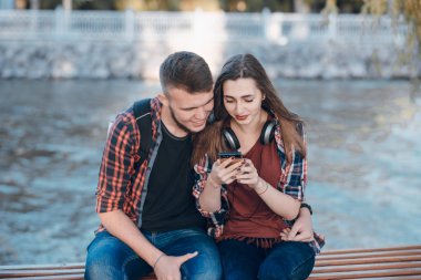 Sevgili çift yürüyüşe çıkmış.