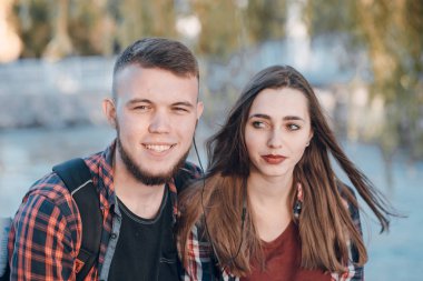 Sevgili çift yürüyüşe çıkmış.