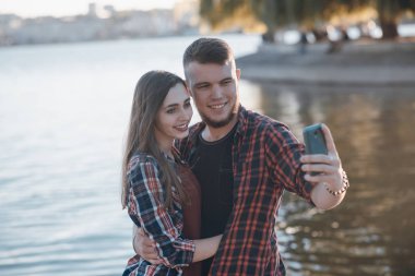 Sevgili çift yürüyüşe çıkmış.