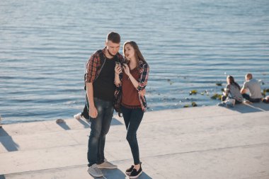 Sevgili çift yürüyüşe çıkmış.