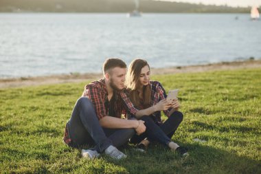 Sevgili çift yürüyüşe çıkmış.