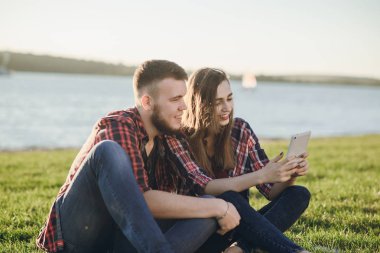 Sevgili çift yürüyüşe çıkmış.