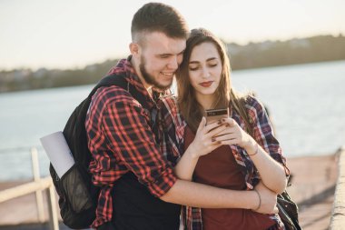 Sevgili çift yürüyüşe çıkmış.