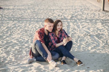 Sevgili çift yürüyüşe çıkmış.