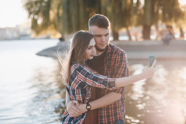 Couple aimant sur une promenade — Photo