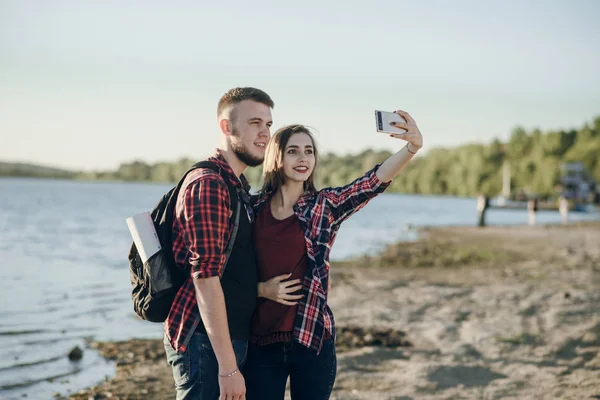 Pareja cariñosa en un paseo —  Fotos de Stock