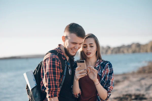 Pareja cariñosa en un paseo —  Fotos de Stock