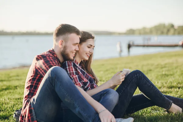 Pareja cariñosa en un paseo —  Fotos de Stock