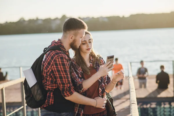 Pareja cariñosa en un paseo —  Fotos de Stock