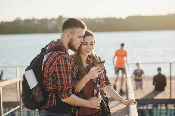 Pareja cariñosa en un paseo —  Fotos de Stock