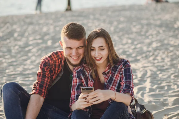 Pareja cariñosa en un paseo — Foto de Stock