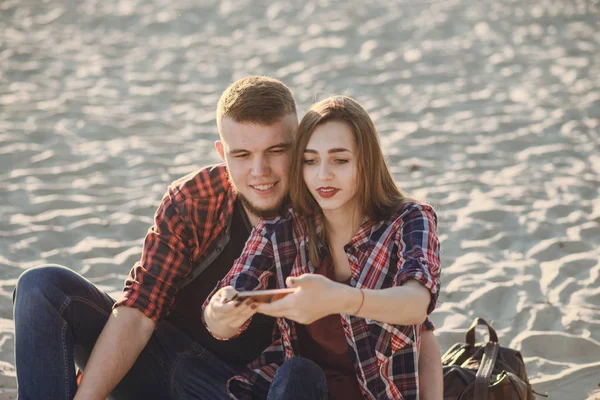 Couple aimant sur une promenade — Photo