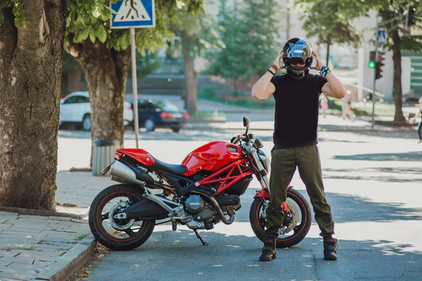 Motorcyclis heeft een geweldige tijd — Stockfoto