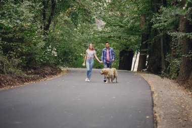 açık havada Köpeğiyle yürüyen Çift