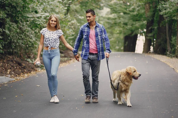 Para spaceru na świeżym powietrzu z psem — Zdjęcie stockowe