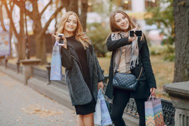 İki kız bir yürüyüş