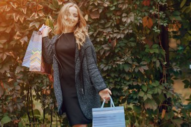 Yürüyüşe çıkmış bir kız