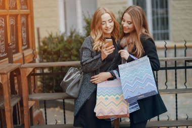 İki kız bir yürüyüş