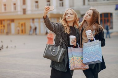 İki kız bir yürüyüş