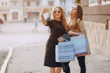 İki kız bir yürüyüş