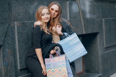 İki kız bir yürüyüş