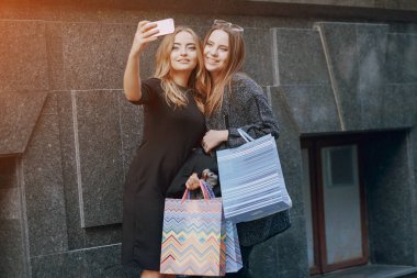 İki kız bir yürüyüş