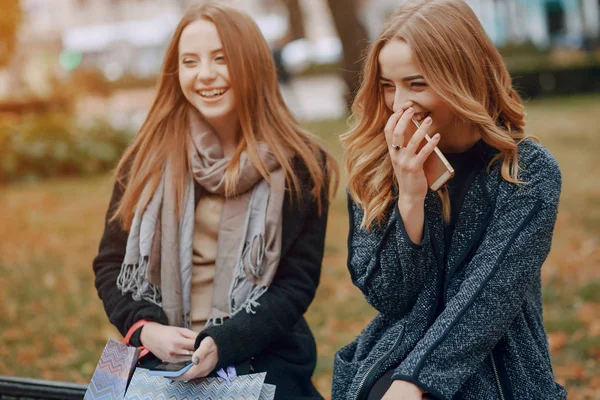 Due ragazze in passeggiata — Foto Stock