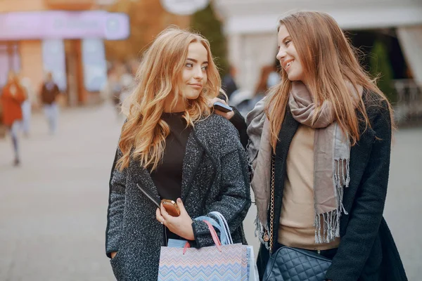 Två tjejer på en promenad — Stockfoto