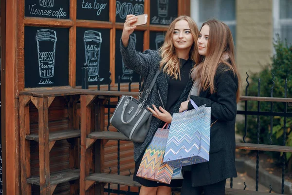 Dos chicas en un paseo — Foto de Stock