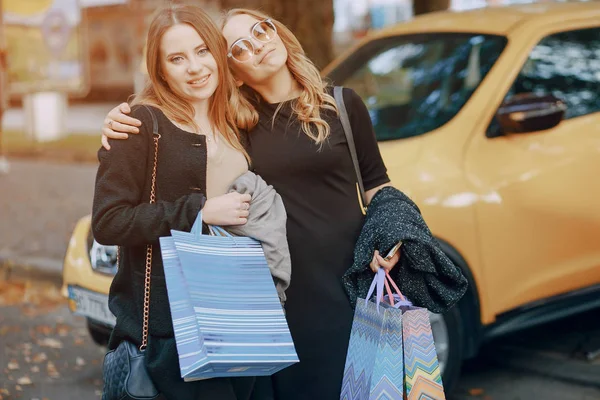 Duas meninas em uma caminhada — Fotografia de Stock