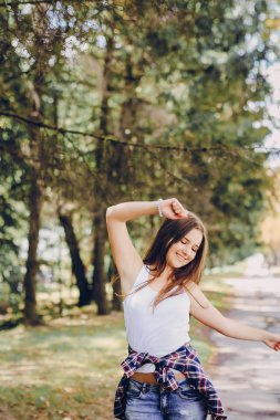 genç güzel kız yürüyüş parkı