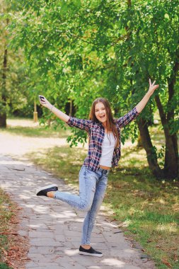 genç güzel kız yürüyüş parkı